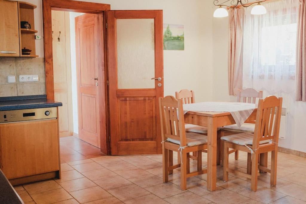 Krasny Srub Na Jihu Brna Villa Zelesice Exteriör bild